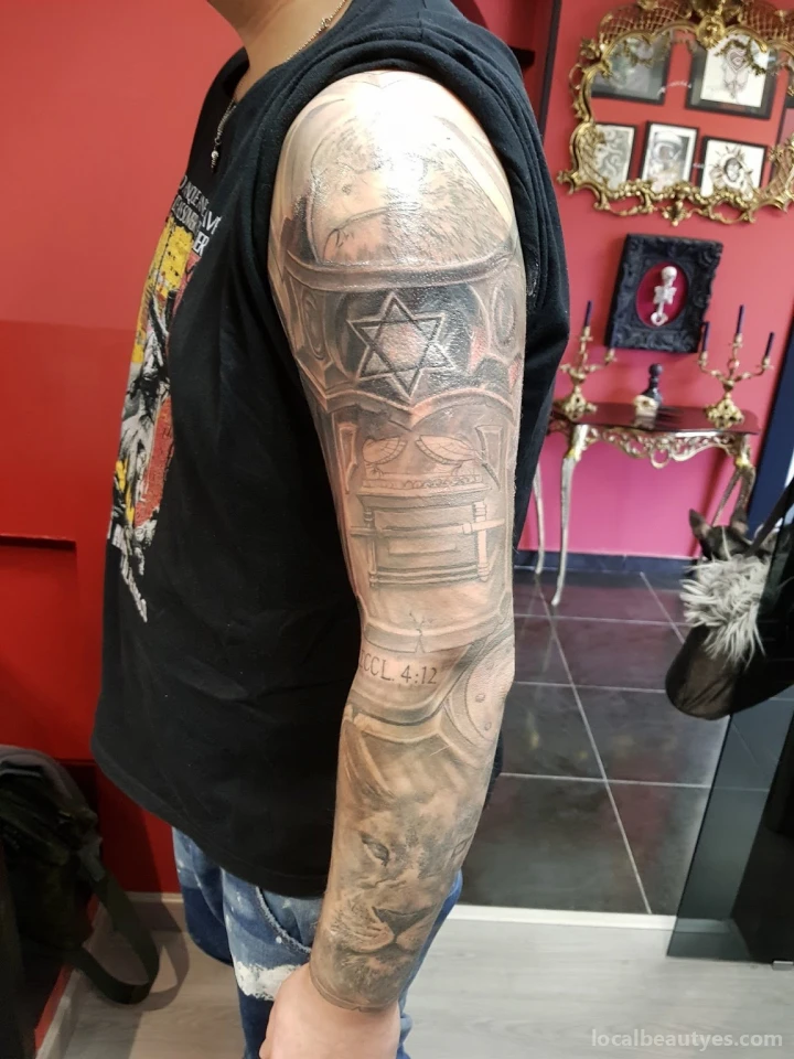 CRÍA CUERVOS TATTOO